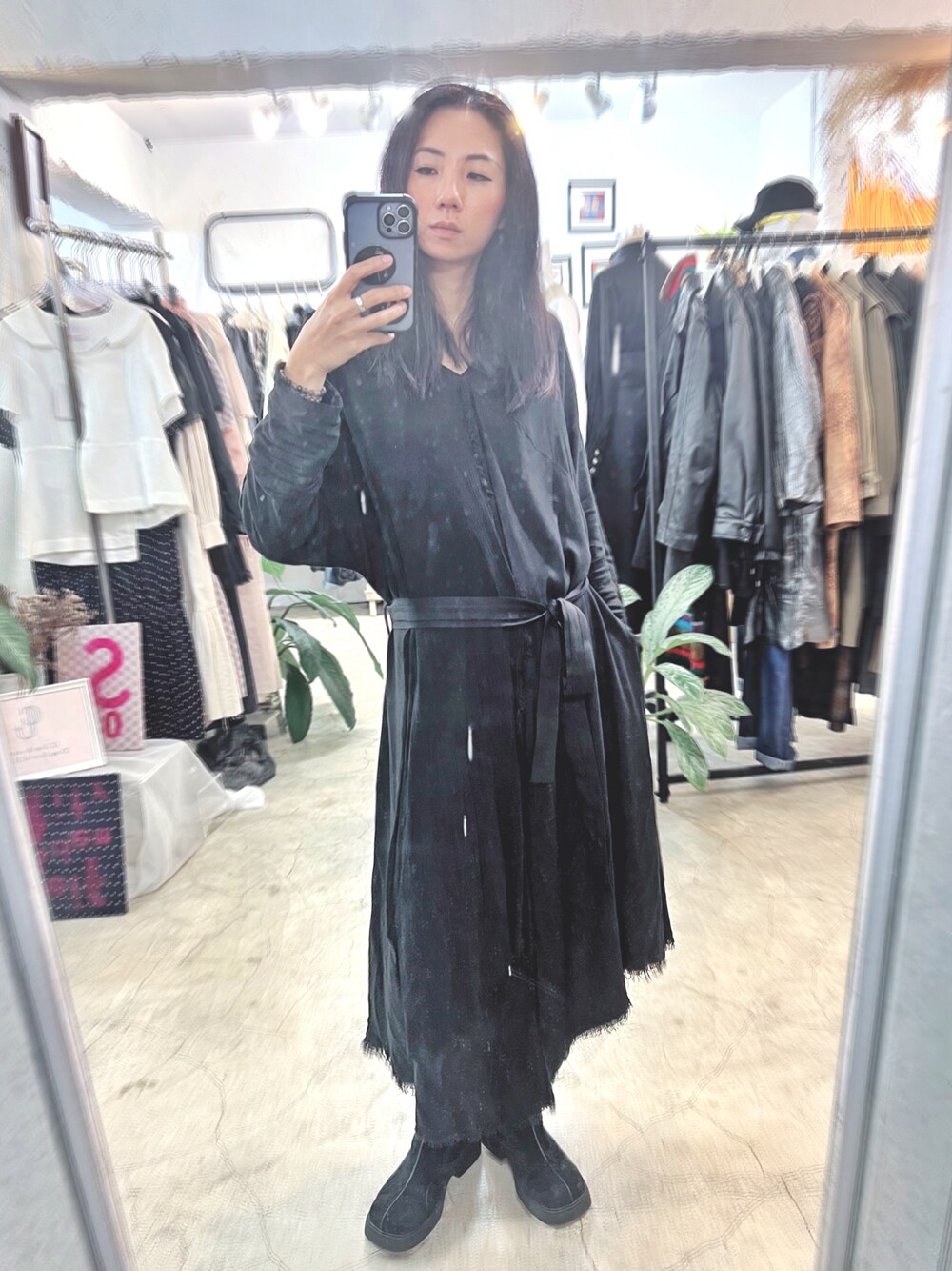 ブラック系のワンピースを着用したレディースの冬コーディネートの1枚目の写真