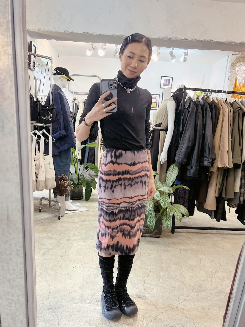 「大人コーデ、秋冬コーデ、outfit、古着MIX、古着コーデ、古着、古着女子、ootd」｜「三八計のアイテム（スカート、ピンク系）」を使った、Amanさん（レディース・164cm）の冬コーディネートの1枚目の写真