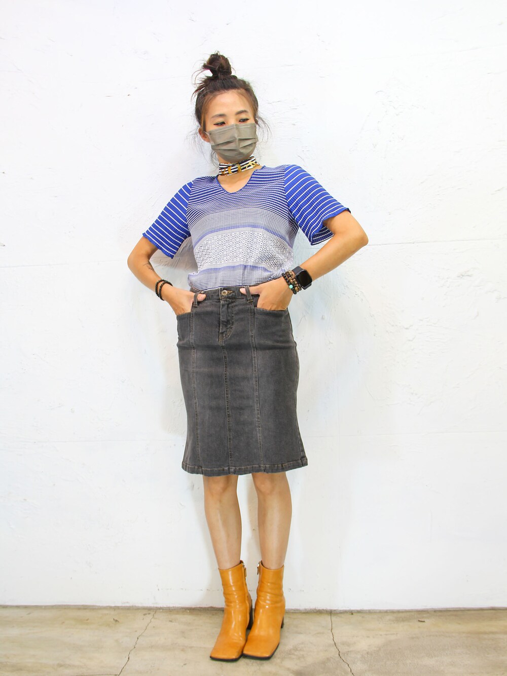 ブルー系のトップス、グレー系のデニムスカートを着用したレディースの夏コーディネートの1枚目の写真