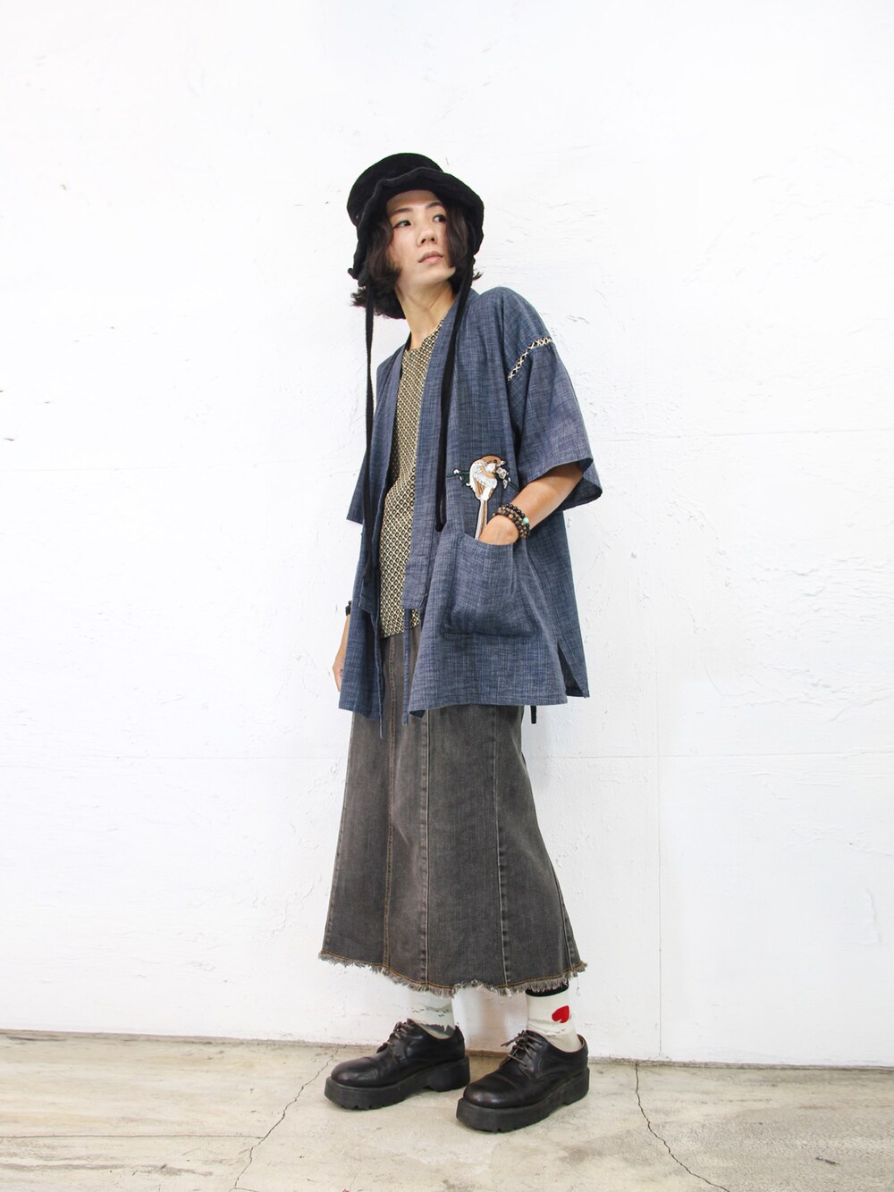 ブラウン系のTシャツ/カットソー、ブルー系のジャケット/アウター、グレー系のデニムスカートを着用したレディースの秋コーディネートの1枚目の写真