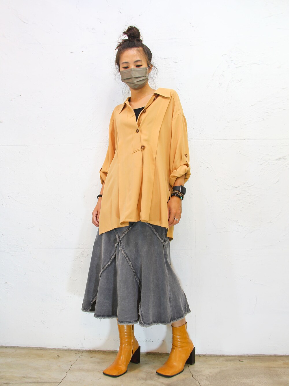 イエロー系のシャツ/ブラウス、グレー系のデニムスカートを着用したレディースの夏コーディネートの1枚目の写真