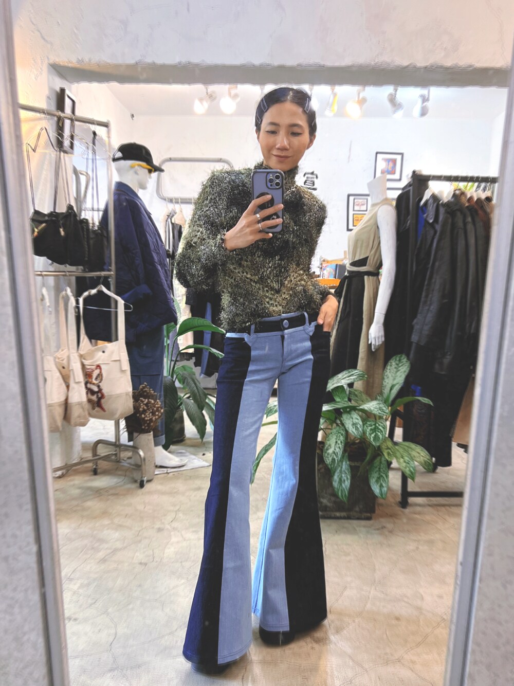 ブルー系のデニムパンツ、グリーン系のトップスを着用したレディースの冬コーディネートの1枚目の写真