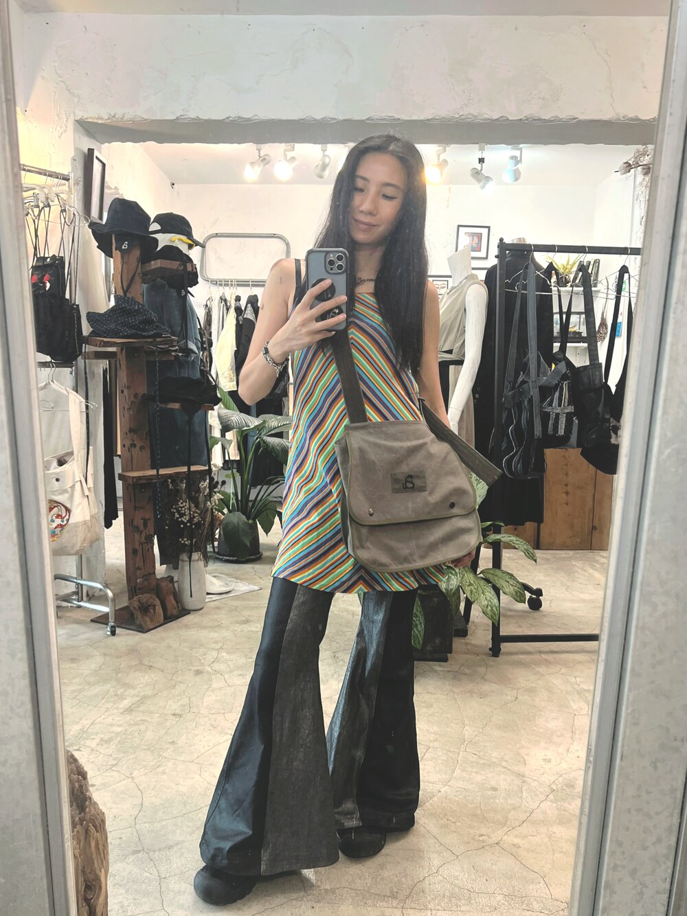 グリーン系のバッグ、その他のワンピース、ブラック系のパンツを着用したレディースの春コーディネートの1枚目の写真