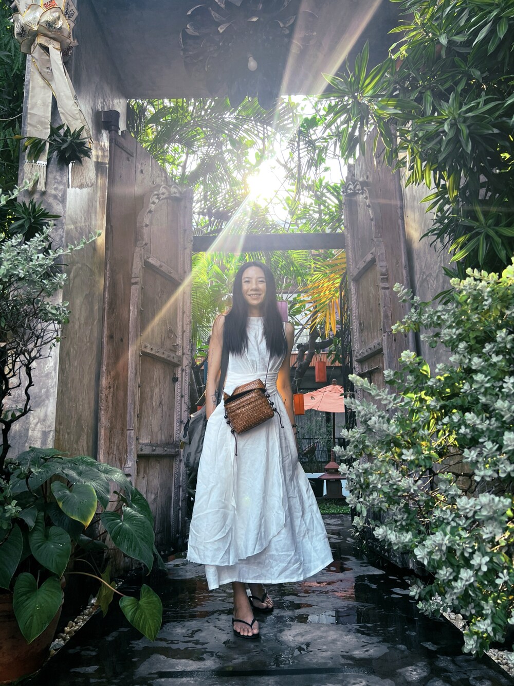 「春服コーデ、春、ootd、travel、dress、white、春夏コーデ、春夏」｜「Amanのアイテム（ワンピース、ホワイト系）」を使った、Amanさん（レディース・164cm）の春コーディネートの1枚目の写真
