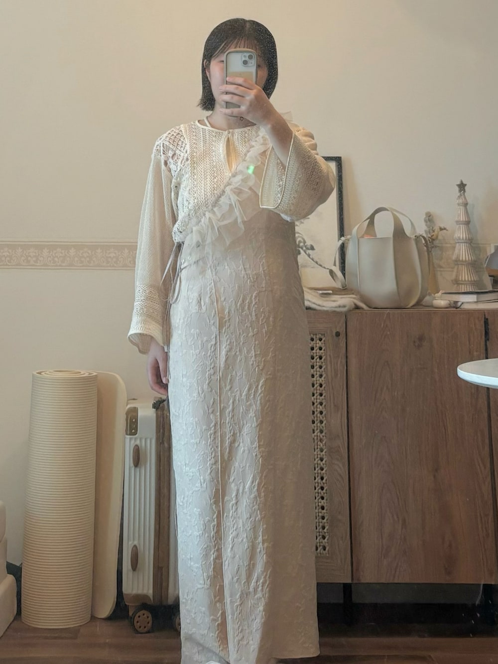 「春服、休日スタイル、春のNewスタイル、レイヤードスタイル、レイヤード、淡色コーデ、淡色女子、ワントーンコーデ、ベージュコーデ、コットンレース、チュール、ジャガード、低身長コーデ、153cmコーデ、ワンピース」｜「eaphiのアイテム（ジャンパースカート、ベージュ系）」を使った、こもさん（レディース・153cm）の春コーディネートの1枚目の写真