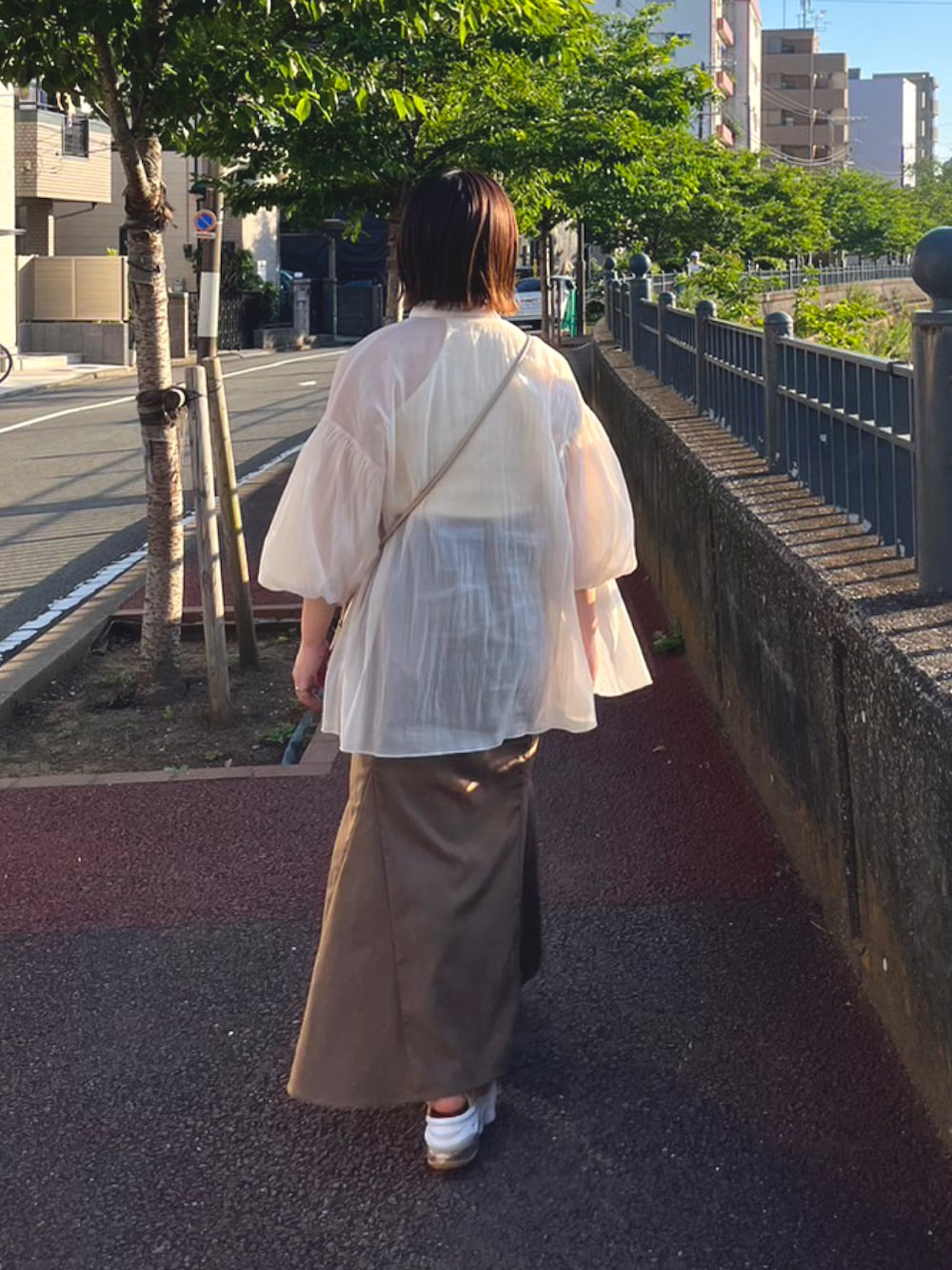 「このスタイルがお気に入り、低身長コーデ、153cmコーデ、淡色女子、淡色コーデ、マーメイドスカート、シア―ブラウス、ベージュコーデ、ブラウンコーデ、eaphi、レイヤードスタイル、休日コーデ、デートコーデ」｜「NIKEのナイキ エア マックス ココ ウィメンズサンダル / 厚底 / Nike Air Max Koko Women's Sandals CI8798-200 Sesame（サンダル、ブラウン系）」を使った、こもさん（レディース・153cm）の夏コーディネートの1枚目の写真