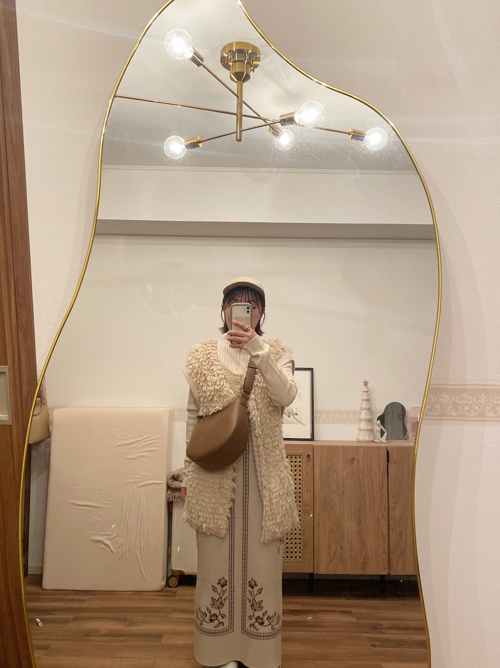 「ファッションを楽しもう、秋服コーデ、淡色コーデ、淡色女子、低身長コーデ、153cmコーデ、ワントーンコーデ、レイヤードスタイル、レイヤード、ニットスカート、ベスト、eaphi、ユニクロ、キャップ」｜「eaphiのアイテム（ベスト、ベージュ系）」を使った、こもさん（レディース・153cm）の秋コーディネートの1枚目の写真