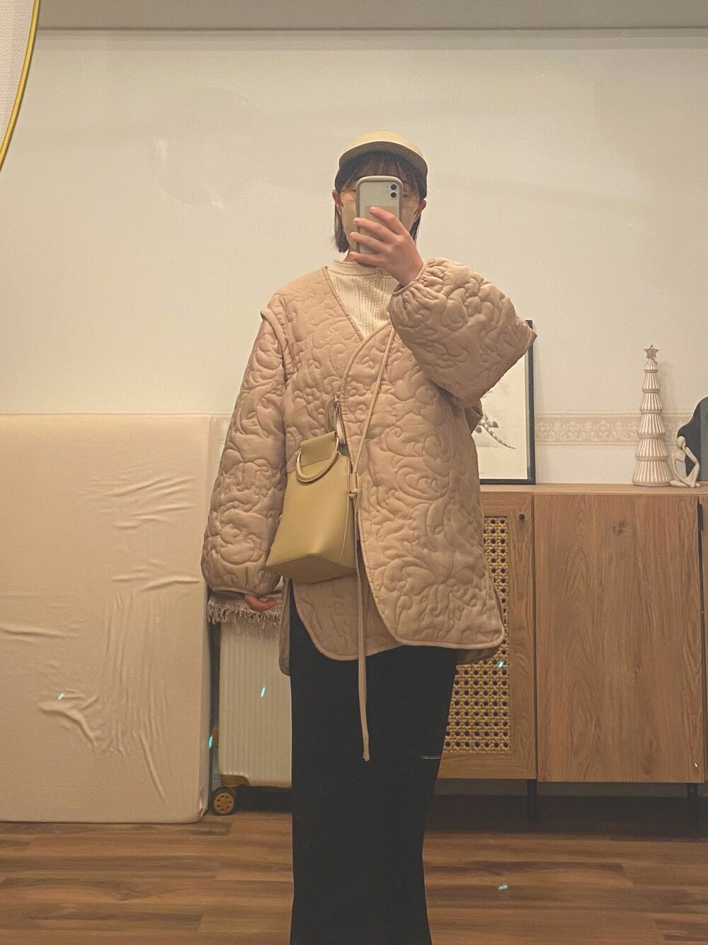「新星WEARISTAにエントリー、WEARyouthコーデ、淡色女子、淡色コーデ、冬ファッション、オトナカジュアル、オーバーサイズ、レイヤードスタイル、ベージュコーデ、低身長コーデ、153cmコーデ、キルティングジャケット、キャップ」｜「Amiurのbucket handle bag（ハンドバッグ、ベージュ系）」を使った、こもさん（レディース・153cm）の冬コーディネートの1枚目の写真