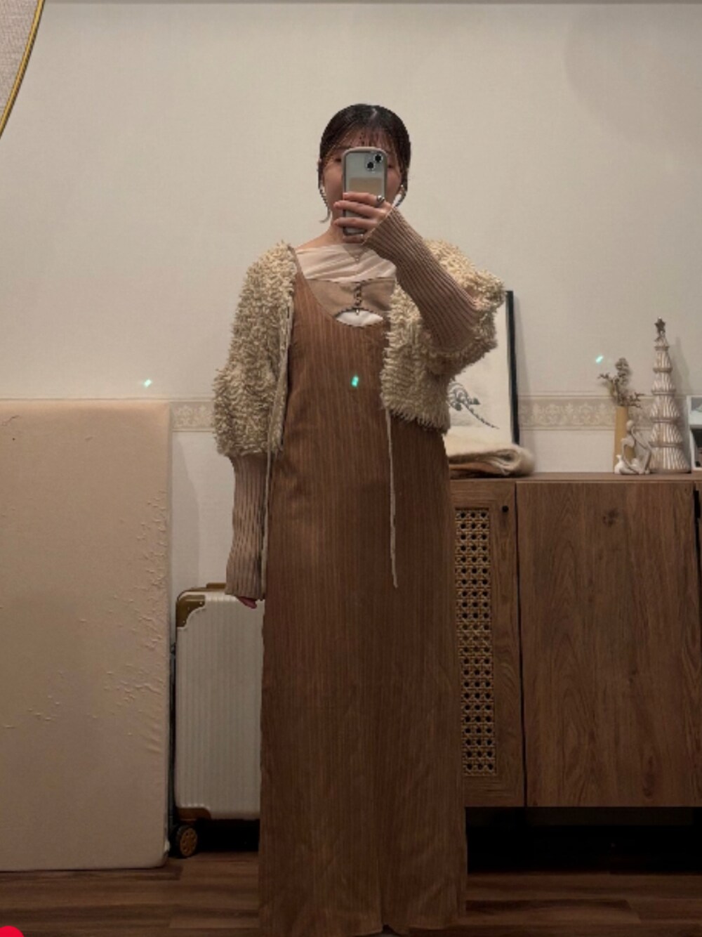 「似合うラボに行こう、淡色コーデ、淡色女子、ワントーンコーデ、ブラウンコーデ、ベージュコーデ、レイヤードスタイル、レイヤード、低身長コーデ、153cmコーデ、キャミワンピ、キャミワンピース、ループニット、ループカーディガン」｜「Babの【nao×Bab】シャドーストライプキャミワンピース（ワンピース、ブラウン系）」を使った、こもさん（レディース・153cm）の冬コーディネートの1枚目の写真