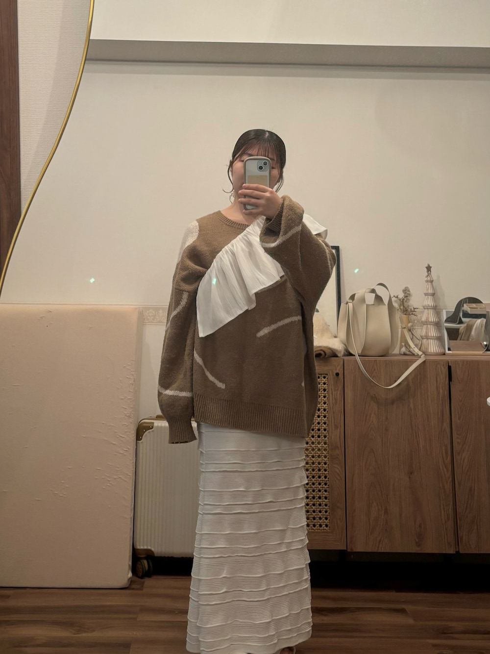 「似合うラボに行こう、今日のコーデ、淡色コーデ、淡色女子、低身長コーデ、153cmコーデ、レイヤードスタイル、レイヤード、ニット、オーバーサイズ、フリル襟、フリル、ベージュコーデ、アイボリーコーデ、ワントーンコーデ」｜「KastaneのカットフリルIラインスカート（スカート、ホワイト系）」を使った、こもさん（レディース・153cm）の冬コーディネートの1枚目の写真