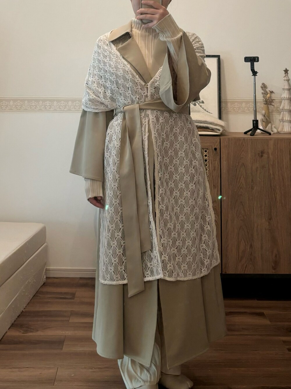 「春のおしゃ見えテクニック、春ファッション、トレンチコート、レース、レースケープ、レイヤードスタイル、レイヤード、淡色女子、淡色コーデ、ワントーンコーデ、ベージュコーデ、低身長コーデ、153cmコーデ、きまわしコーデ、着まわしコーデ」｜「eaphiのアイテム（ニット/セーター、ホワイト系）」を使った、こもさん（レディース・153cm）の春コーディネートの1枚目の写真
