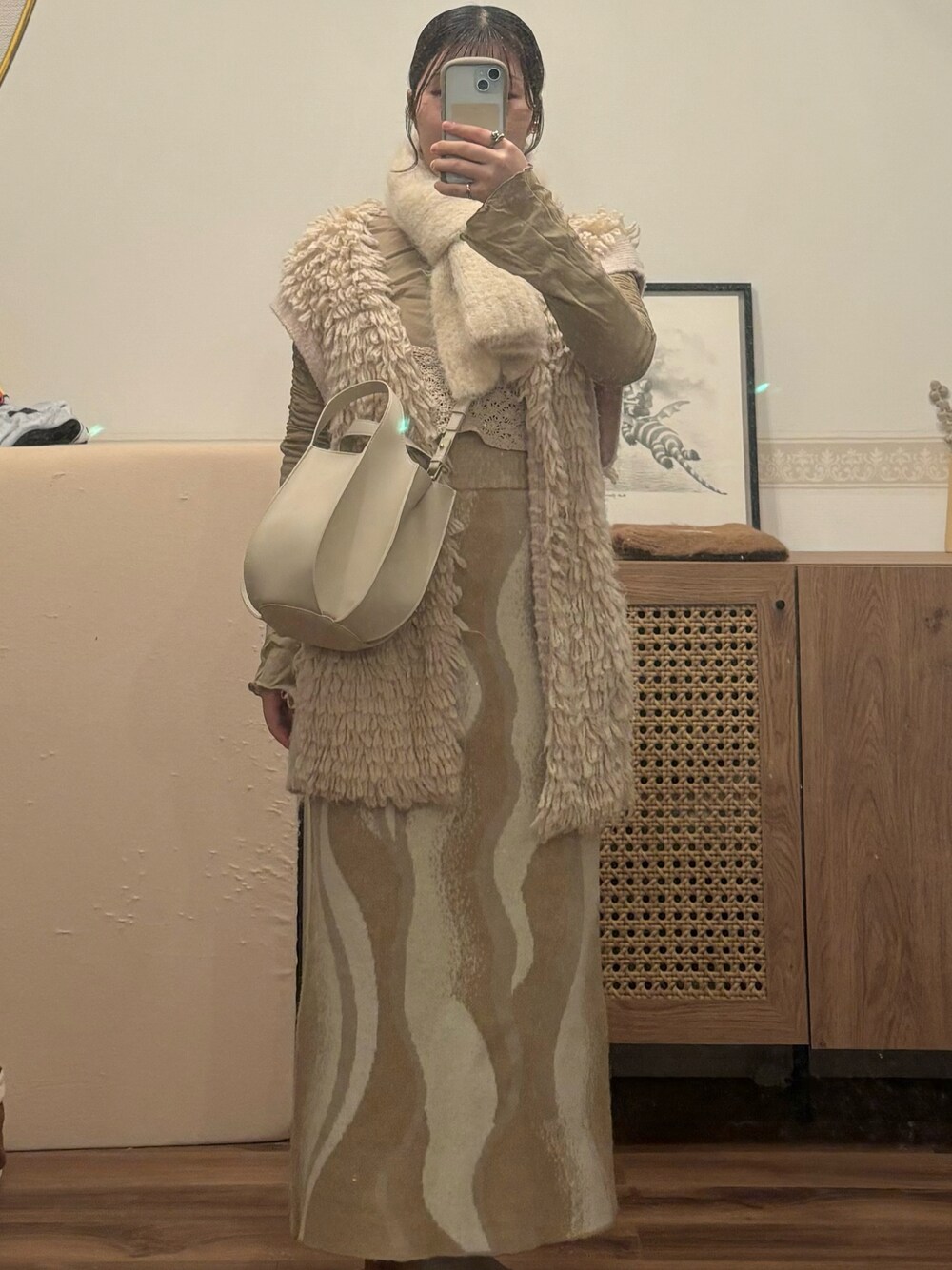 「似合うラボに行こう、おでかけコーデ、低身長コーデ、153cmコーデ、淡色コーデ、淡色女子、レイヤードスタイル、レイヤード、ワントーンコーデ、ベージュコーデ、ニットスカート、ニットベスト、ループニット、ループニットカーデ、シア―ブラウス」｜「eaphiのアイテム（スカート、ベージュ系）」を使った、こもさん（レディース・153cm）の冬コーディネートの1枚目の写真