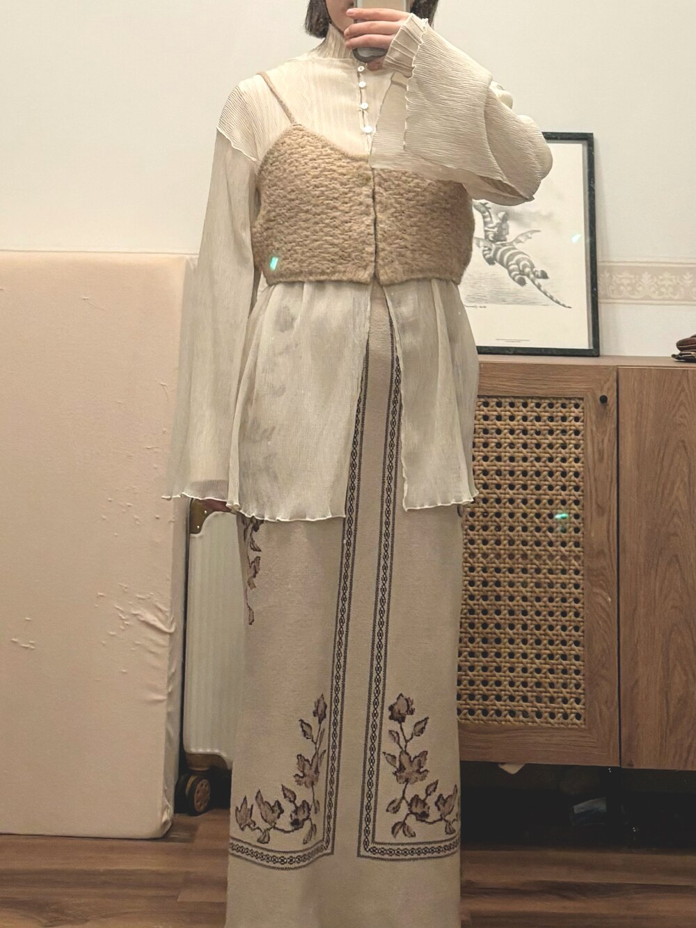 「淡色コーデ、淡色女子、低身長コーデ、153cmコーデ、レイヤードスタイル、レオパード、レイヤードコーデ、ワントーンコーデ、ベージュコーデ、ホワイトコーデ、ビスチェ、ニットスカート、ニットビスチェ、シア―ブラウス、きまわしコーデ」｜「eaphiのアイテム（スカート、ベージュ系）」を使った、こもさん（レディース・153cm）の冬コーディネートの1枚目の写真