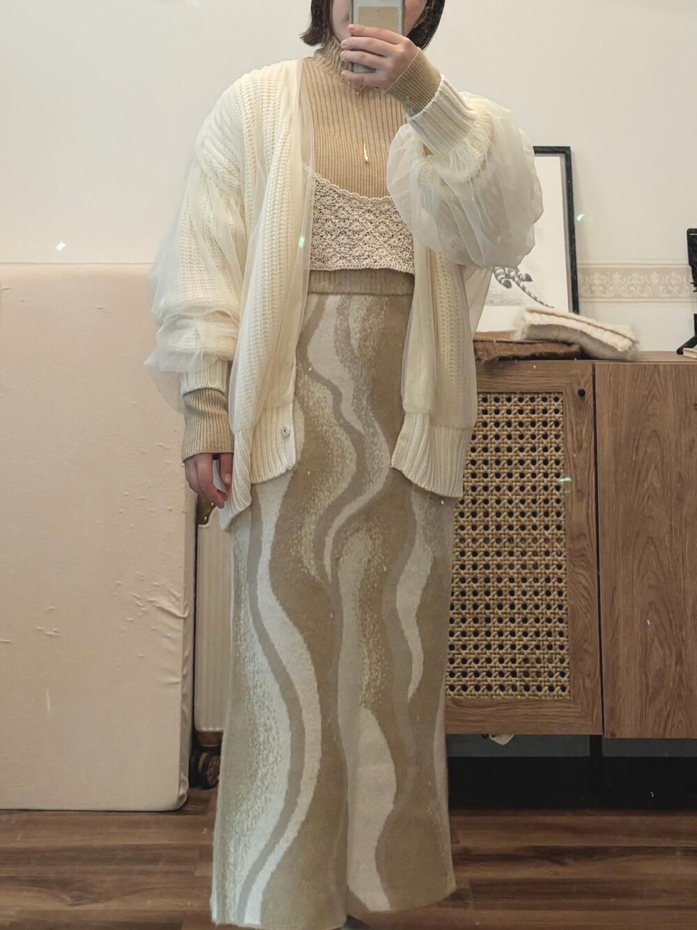 「着回しコーデ、低身長コーデ、153cmコーデ、淡色コーデ、淡色女子、レイヤードスタイル、レイヤード、レイヤードコーデ、ニットスカート、ビスチェ、カーディガン、チュールカーディガン、ワントーンコーデ、ベージュコーデ」｜「eaphiのアイテム（スカート、ベージュ系）」を使った、こもさん（レディース・153cm）の冬コーディネートの1枚目の写真