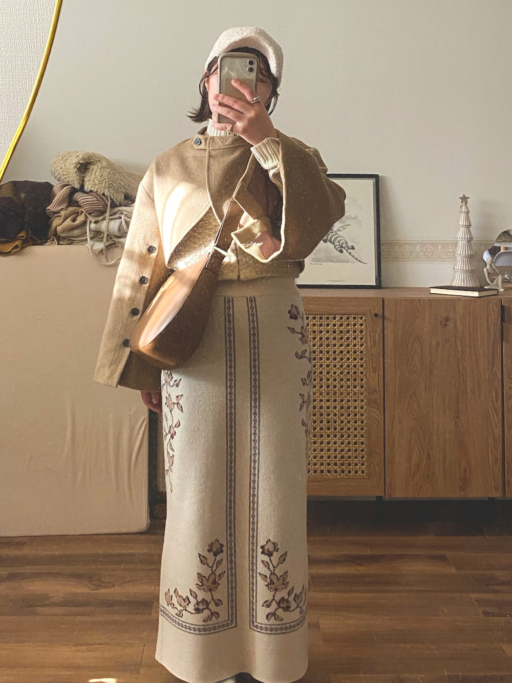 「新星WEARISTAにエントリー、WEARyouthコーデ、冬服、おでかけコーデ、淡色女子、淡色コーデ、ワントーンコーデ、ベージュコーデ、レイヤードスタイル、レイヤードコーデ、レイヤード、低身長コーデ、153cmコーデ、ボレロジャケット」｜「UNIQLOのアイテム（ショルダーバッグ、ブラウン系）」を使った、こもさん（レディース・153cm）の冬コーディネートの1枚目の写真