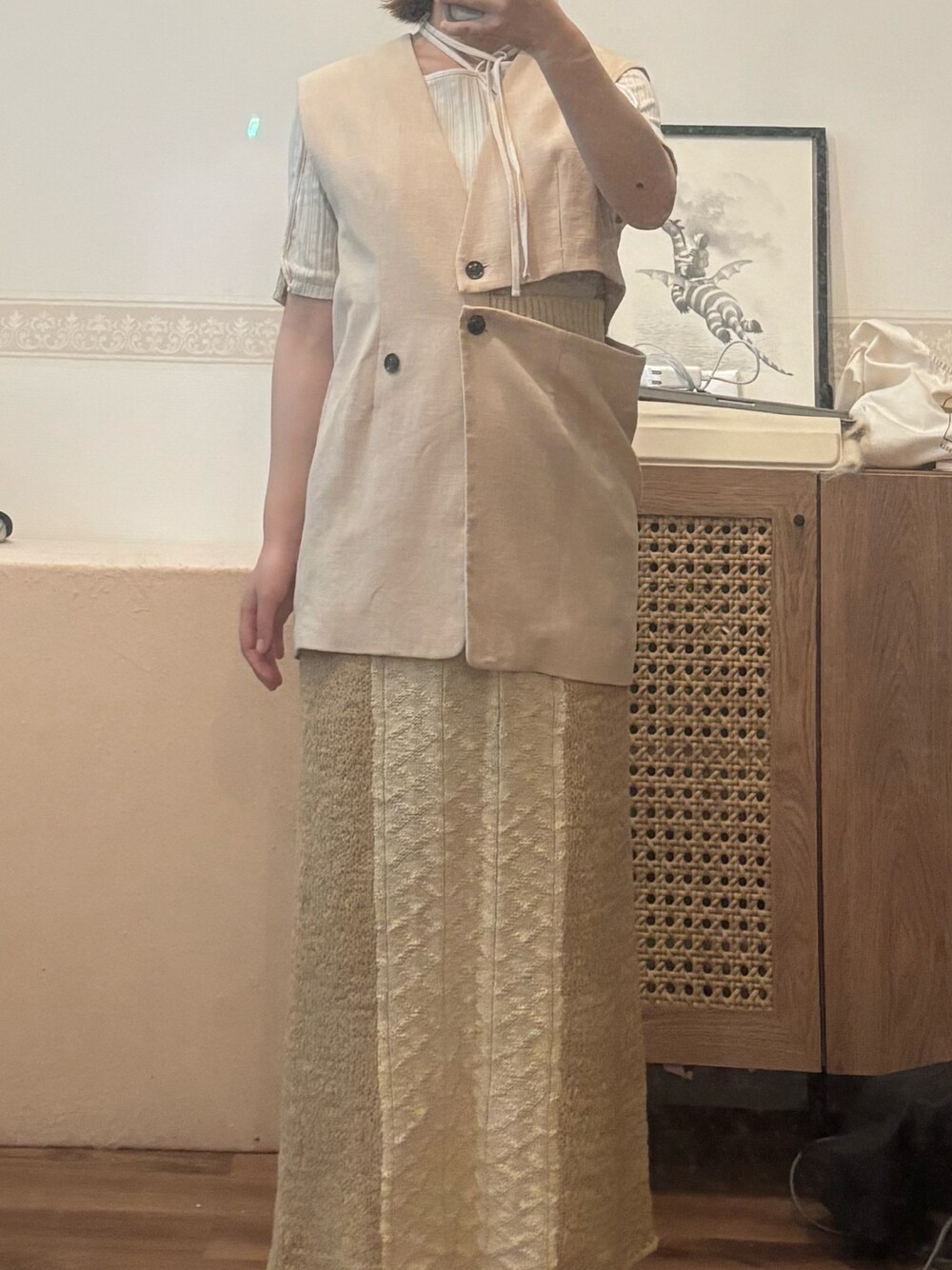 「低身長コーデ、153cmコーデ、淡色女子、淡色コーデ、レイヤードスタイル、ワントーンコーデ、ベージュコーデ、ニットスカート、ベスト、綺麗めカジュアル、アシンメトリー」｜「nuyuhのアイテム（スカート、ベージュ系）」を使った、こもさん（レディース・153cm）の春コーディネートの1枚目の写真