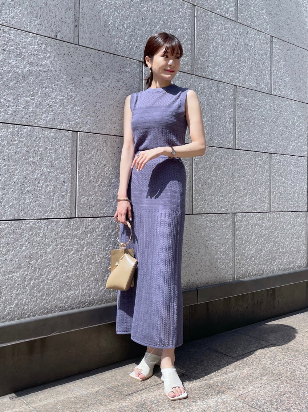 ブルー系のワンピース、ベージュ系のショルダーバッグ、ホワイト系のサンダルを着用したレディースの春コーディネートの1枚目の写真