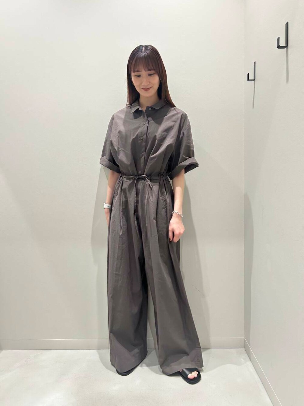 ブラック系のサンダル、ブラウン系のサロペット/オーバーオールを着用したレディースの春コーディネートの1枚目の写真