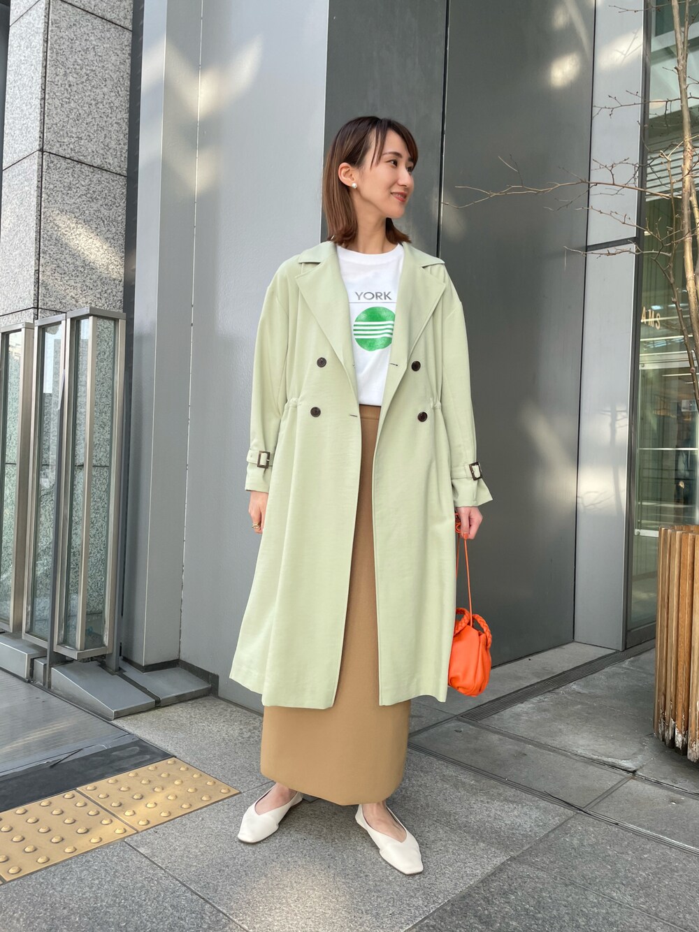 「春服みてみて、休日スタイル、きれいめカジュアル、春コーデ、シンプルコーデ、春アウター、トレンチコート、グリーン、タイトスカート、スクエアトゥ、パステル映える春」｜「URBAN RESEARCHの【一部WEB限定サイズ】【撥水・防花粉加工】ドロストトレンチコート（トレンチコート、グリーン系）」を使った、momokaさん（レディース・164cm）の春コーディネートの1枚目の写真