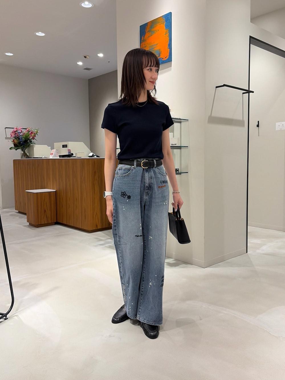 ブルー系のTシャツ/カットソー、ブラック系のローファー、ブルー系のデニムパンツを着用したレディースの夏コーディネートの1枚目の写真