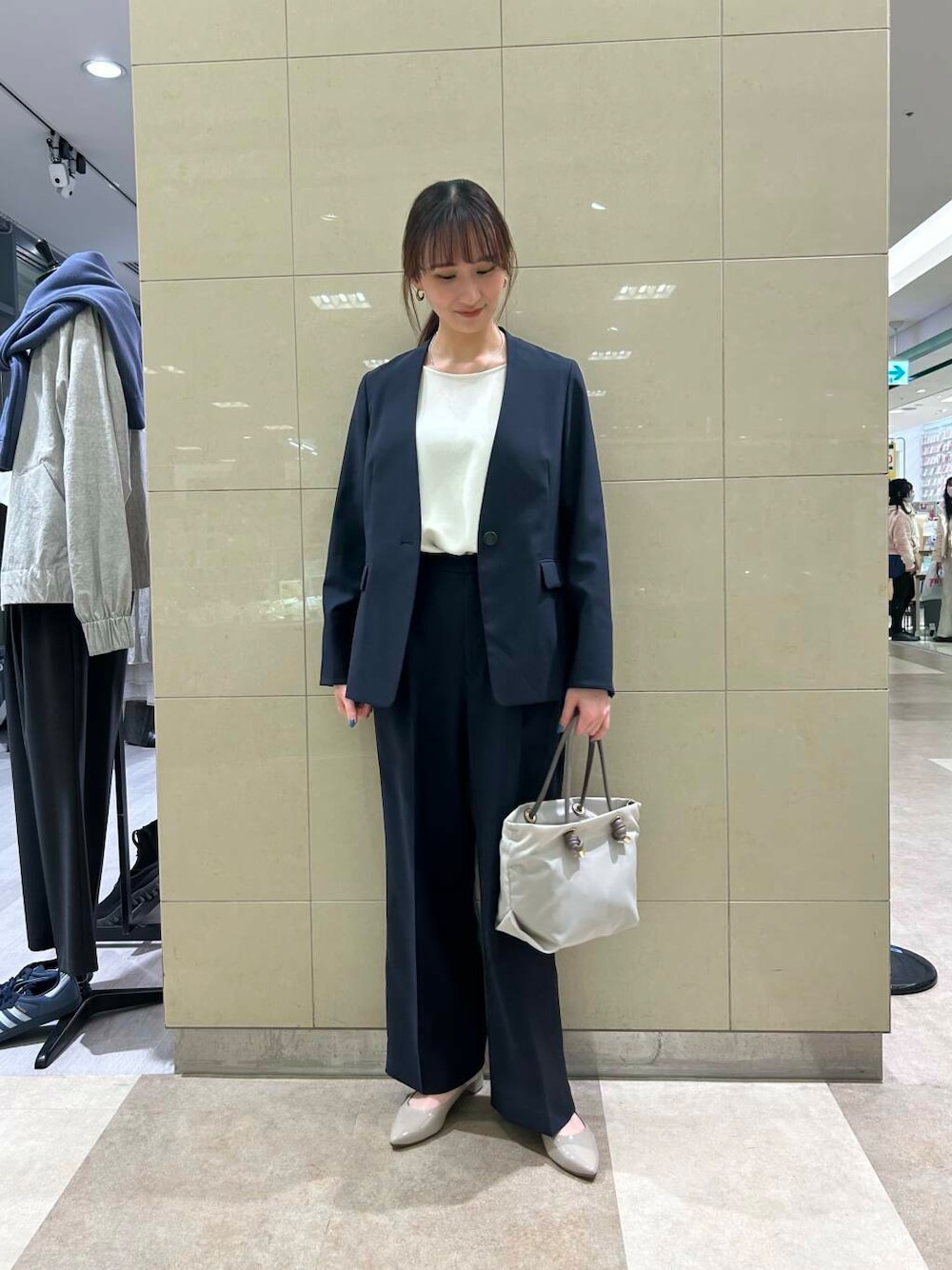 「ジャケット、セットアップ、スラックス、ノーカラージャケット、セレモニースタイル、オケージョン、オフィスカジュアル、お仕事コーデ、セレモニー」｜「RODE SKOの『MADE IN JAPAN』3.5cmポインテッドパンプス（パンプス、ベージュ系）」を使った、momokaさん（レディース・164cm）の冬コーディネートの1枚目の写真