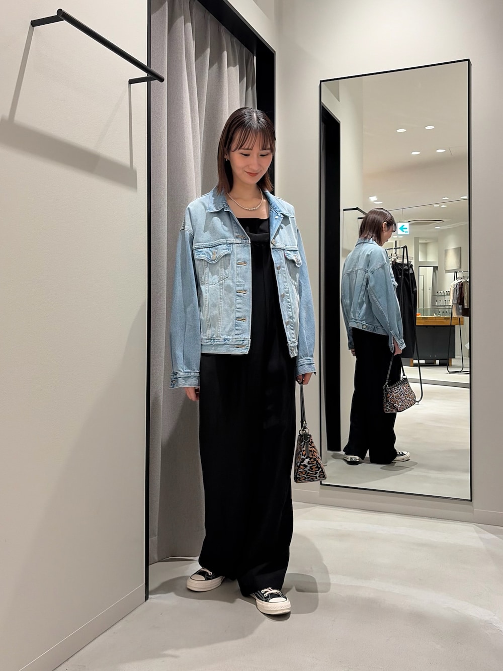 ブラック系のその他パンツ、その他のトートバッグ、ブルー系のデニムジャケットを着用したレディースの春コーディネートの1枚目の写真