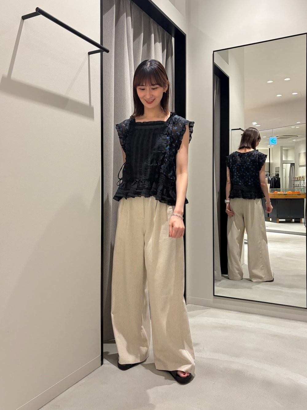 ブラック系のシャツ/ブラウス、ホワイト系のその他パンツ、ブラック系のサンダルを着用したレディースの春コーディネートの1枚目の写真