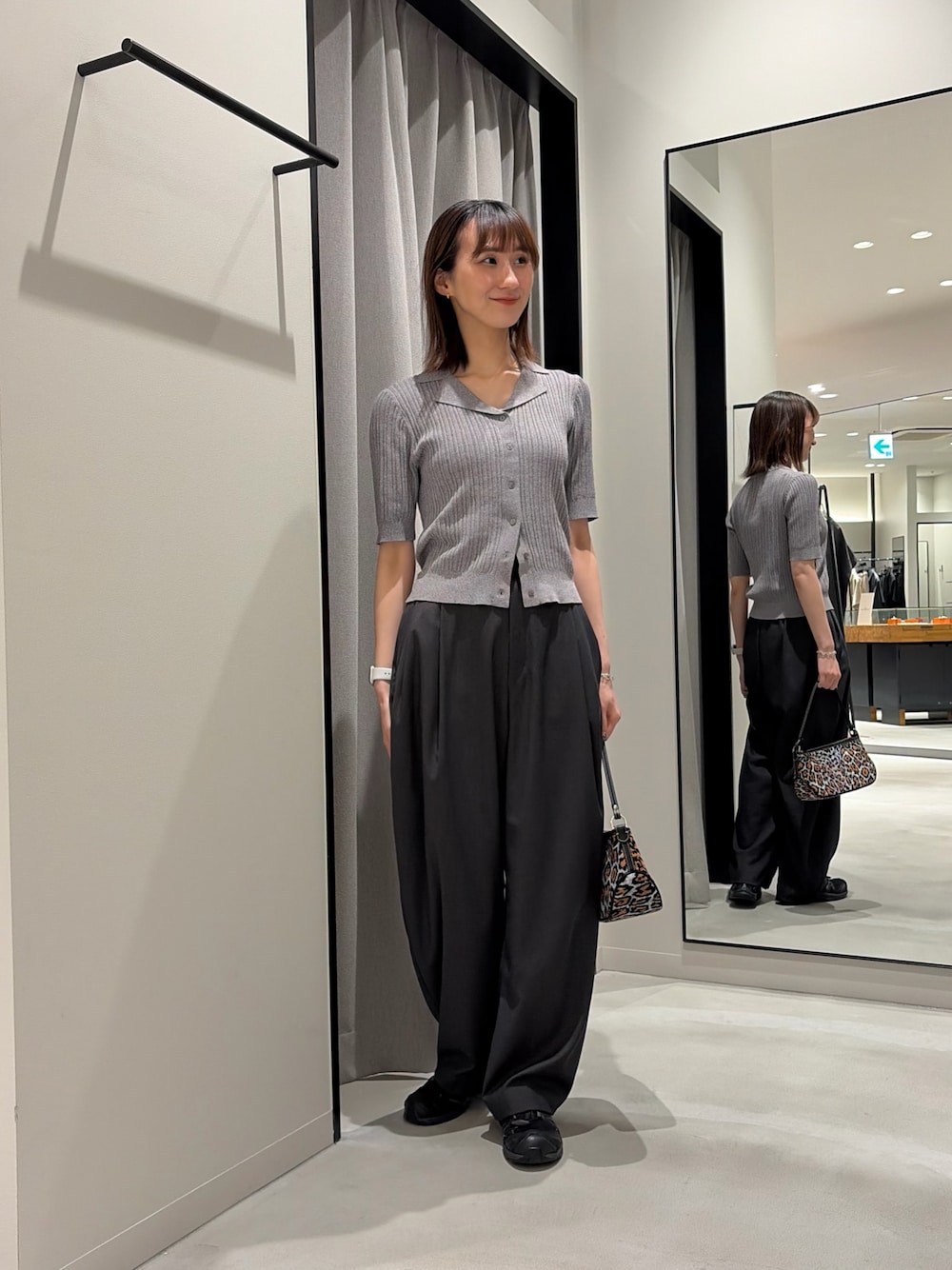 グレー系のニット/セーター、グレー系のその他パンツ、その他のショルダーバッグを着用したレディースの春コーディネートの1枚目の写真