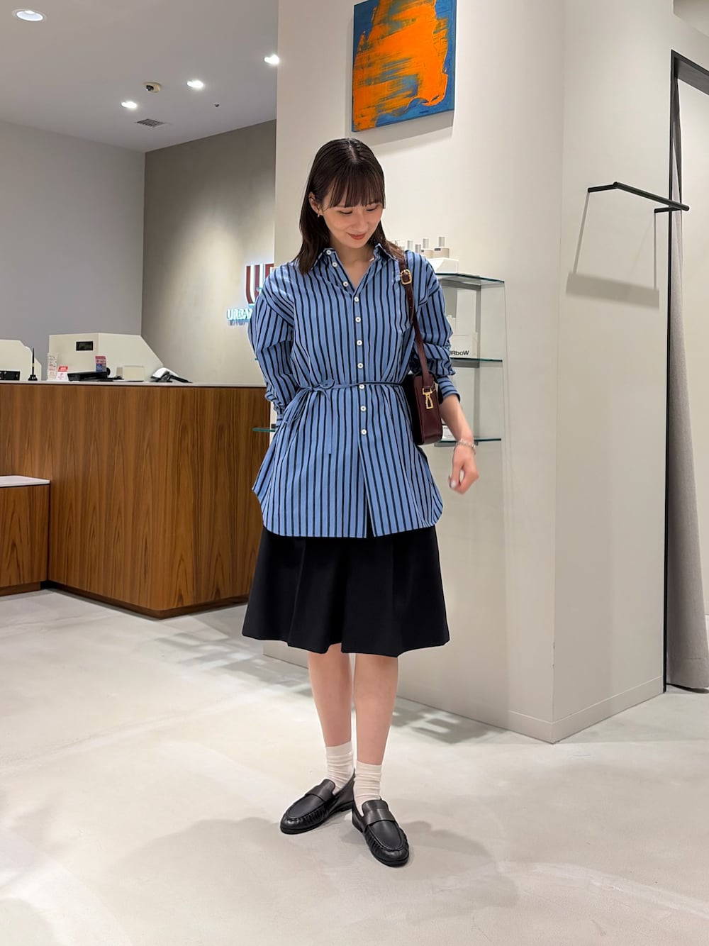 その他のシャツ/ブラウス、レッド系のショルダーバッグ、ブラック系のその他パンツを着用したレディースの秋コーディネートの1枚目の写真