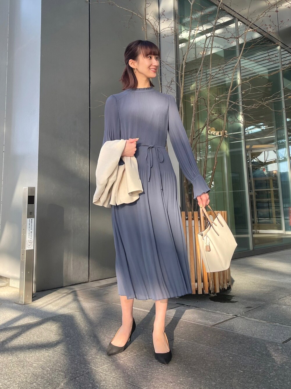 「オケージョン、結婚式、結婚式二次会スタイル、ワンピース、ドレス、ジャケット、ジャケットスタイル、プリーツスカート、淡色コーデ、シンプルコーデ、袖ボリューム、フォーマル」｜「URBAN RESEARCH ROSSO WOMENのランダムプリーツワンピース（ワンピース、ブルー系）」を使った、momokaさん（レディース・164cm）の冬コーディネートの1枚目の写真
