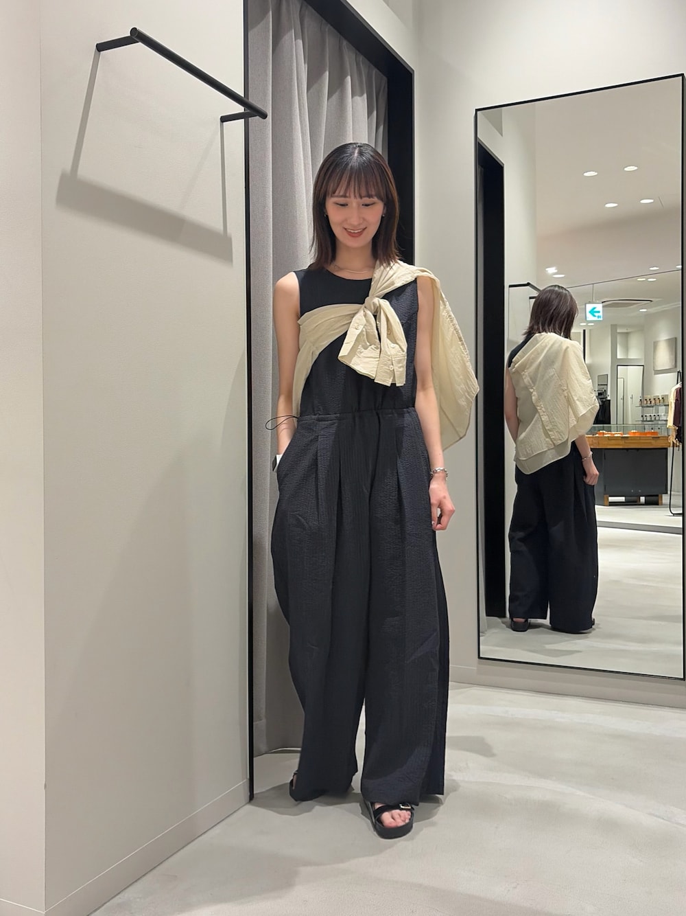 ブルー系のその他パンツ、ベージュ系のシャツ/ブラウス、ブラック系のサンダルを着用したレディースの春コーディネートの1枚目の写真