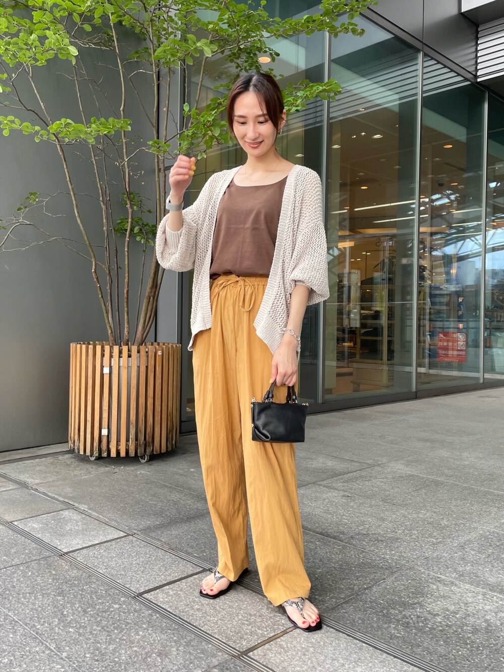 「夏コーデ、きれいめカジュアル、休日スタイル、シンプルコーデ、カラーパンツ、ゆるコーデ、真夏のアクティブスタイル、タックイン」｜「URBAN RESEARCHの透かし柄ガウンカーディガン（カーディガン/ボレロ、ホワイト系）」を使った、momokaさん（レディース・164cm）の夏コーディネートの1枚目の写真