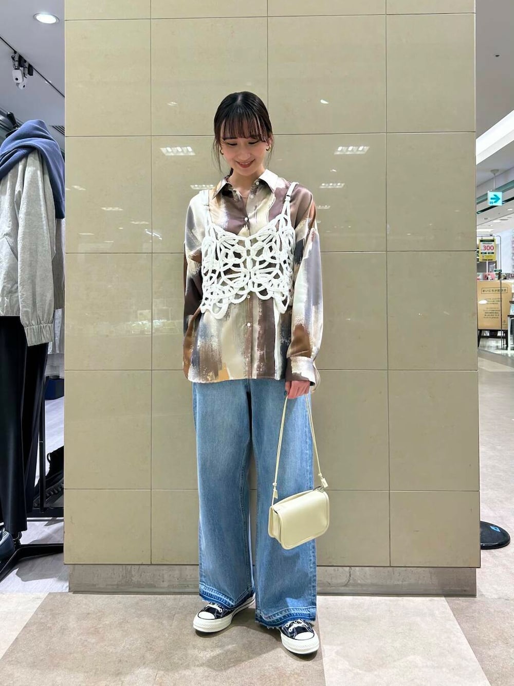 「シャツ、大人カジュアル、デニム、シャツスタイル、スニーカー、カジュアルコーデ、ビスチェ、春コーデ、スニーカーコーデ」｜「URBAN RESEARCHのダメージワイドデニムパンツ（デニムパンツ、ブルー系）」を使った、momokaさん（レディース・164cm）の冬コーディネートの1枚目の写真