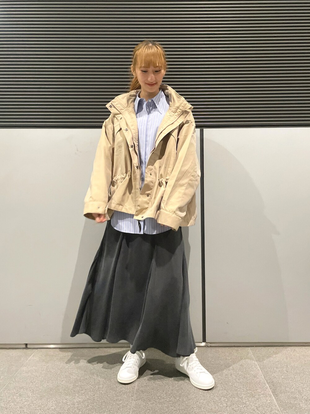 「レイヤードスタイル、白スニーカー、ビッグシルエット、ミリタリージャケット、休日スタイル、カジュアルコーデ、秋コーデ」｜「URBAN RESEARCHのキュプラフィブリルフレアスカート（スカート、グレー系）」を使った、momokaさん（レディース・164cm）の秋コーディネートの1枚目の写真