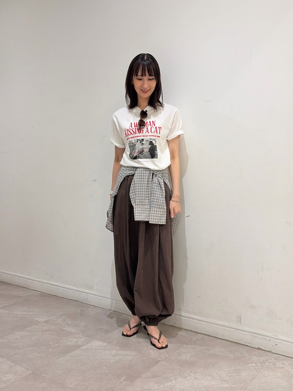ブラウン系のその他パンツ、ブラック系のサンダル、ベージュ系のシャツ/ブラウスを着用したレディースの夏コーディネートの1枚目の写真