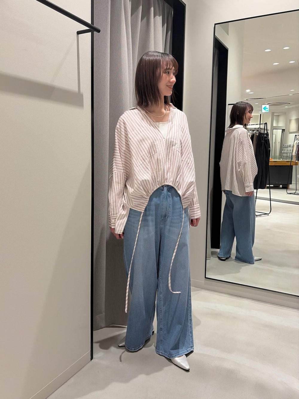 レッド系のシャツ/ブラウス、ホワイト系のタンクトップ、ブルー系のデニムパンツを着用したレディースの春コーディネートの1枚目の写真