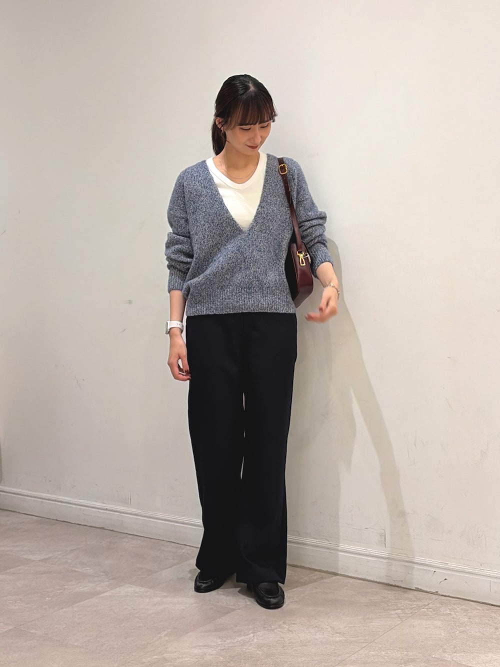 ホワイト系のタンクトップ、ブルー系のその他パンツ、ブルー系のニット/セーターを着用したレディースの秋コーディネートの1枚目の写真