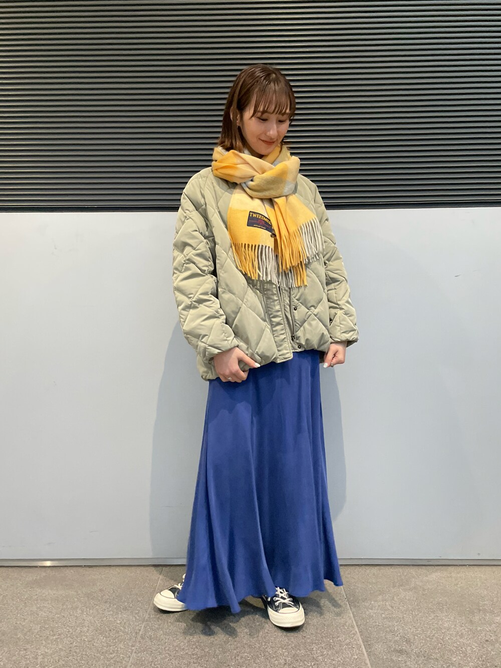 「休日スタイル、クリスマスに着たい服、シンプルコーデ、ダウンジャケット、ビッグシルエット、マフラーぐるぐる、マイベストコーデ2021、キルティング、キルティングコート、フレアスカート、チェック柄に恋してる、コンバース」｜「URBAN RESEARCHのコクーンキルティングダウン（ダウンジャケット/コート、グリーン系）」を使った、momokaさん（レディース・164cm）の冬コーディネートの1枚目の写真