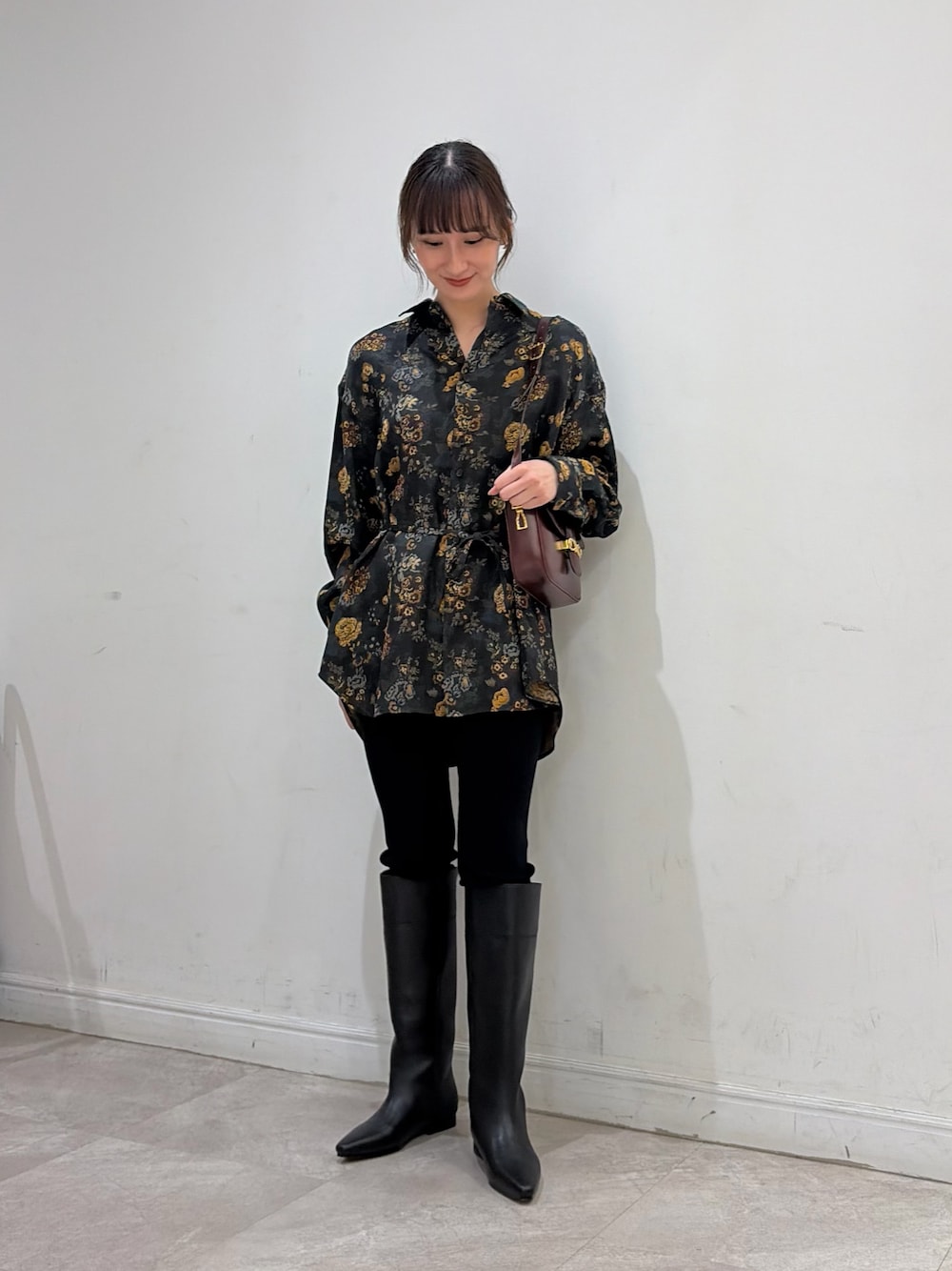 ブラック系のその他パンツ、ブラック系のブーツ、その他のシャツ/ブラウスを着用したレディースの秋コーディネートの1枚目の写真