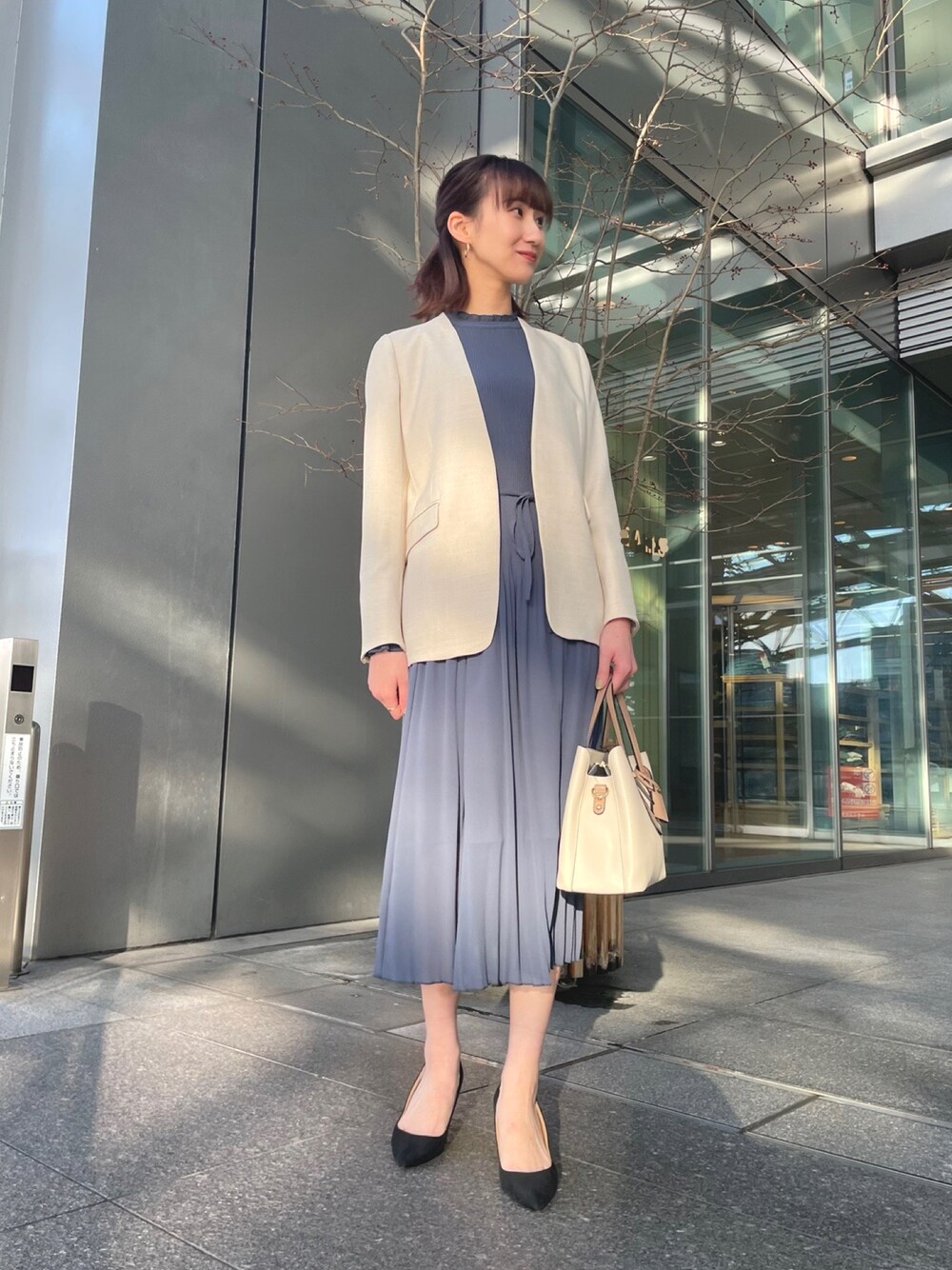 「ジャケット、オケージョン、結婚式、結婚式二次会スタイル、ワンピース、ドレス、淡色コーデ、シンプルコーデ、袖ボリューム、ジャケットスタイル、プリーツスカート、フォーマル」｜「URBAN RESEARCH ROSSO WOMENのランダムプリーツワンピース（ワンピース、ブルー系）」を使った、momokaさん（レディース・164cm）の冬コーディネートの1枚目の写真