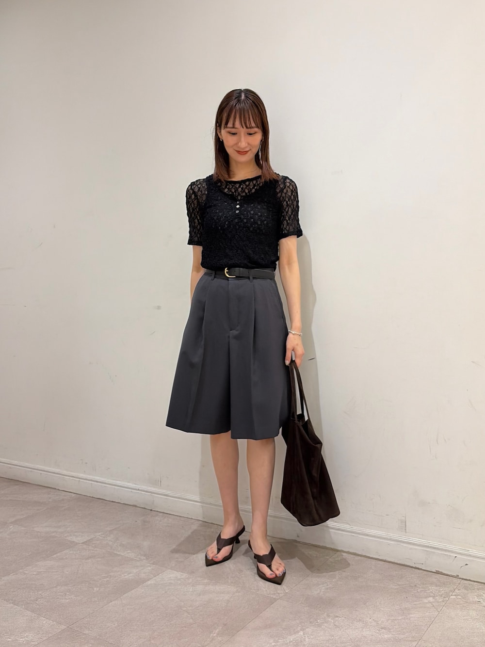ブラック系のTシャツ/カットソー、ブラック系のタンクトップ、グレー系のその他パンツを着用したレディースの夏コーディネートの1枚目の写真
