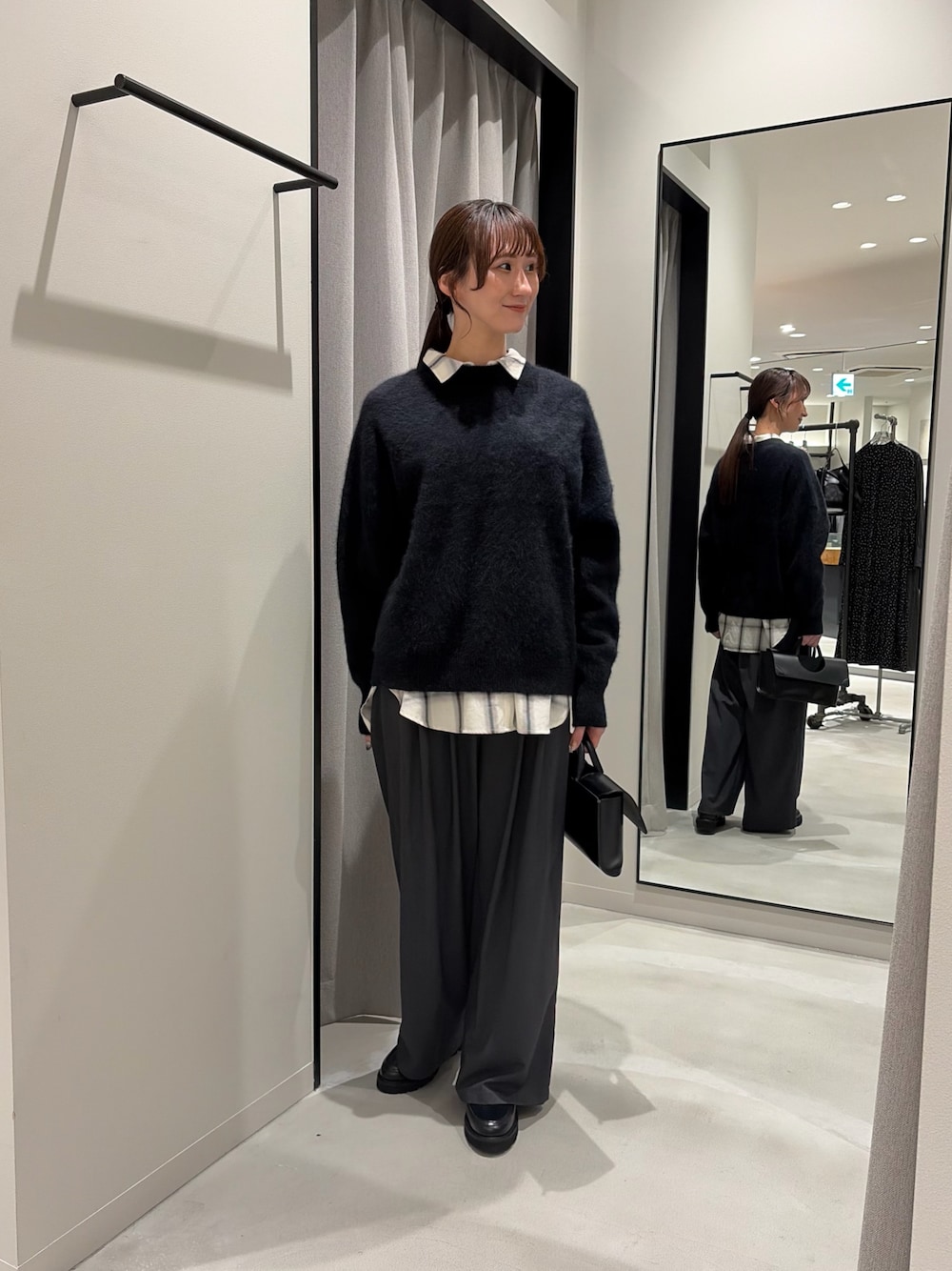 ホワイト系のシャツ/ブラウス、グレー系のその他パンツ、ブラック系のハンドバッグを着用したレディースの冬コーディネートの1枚目の写真