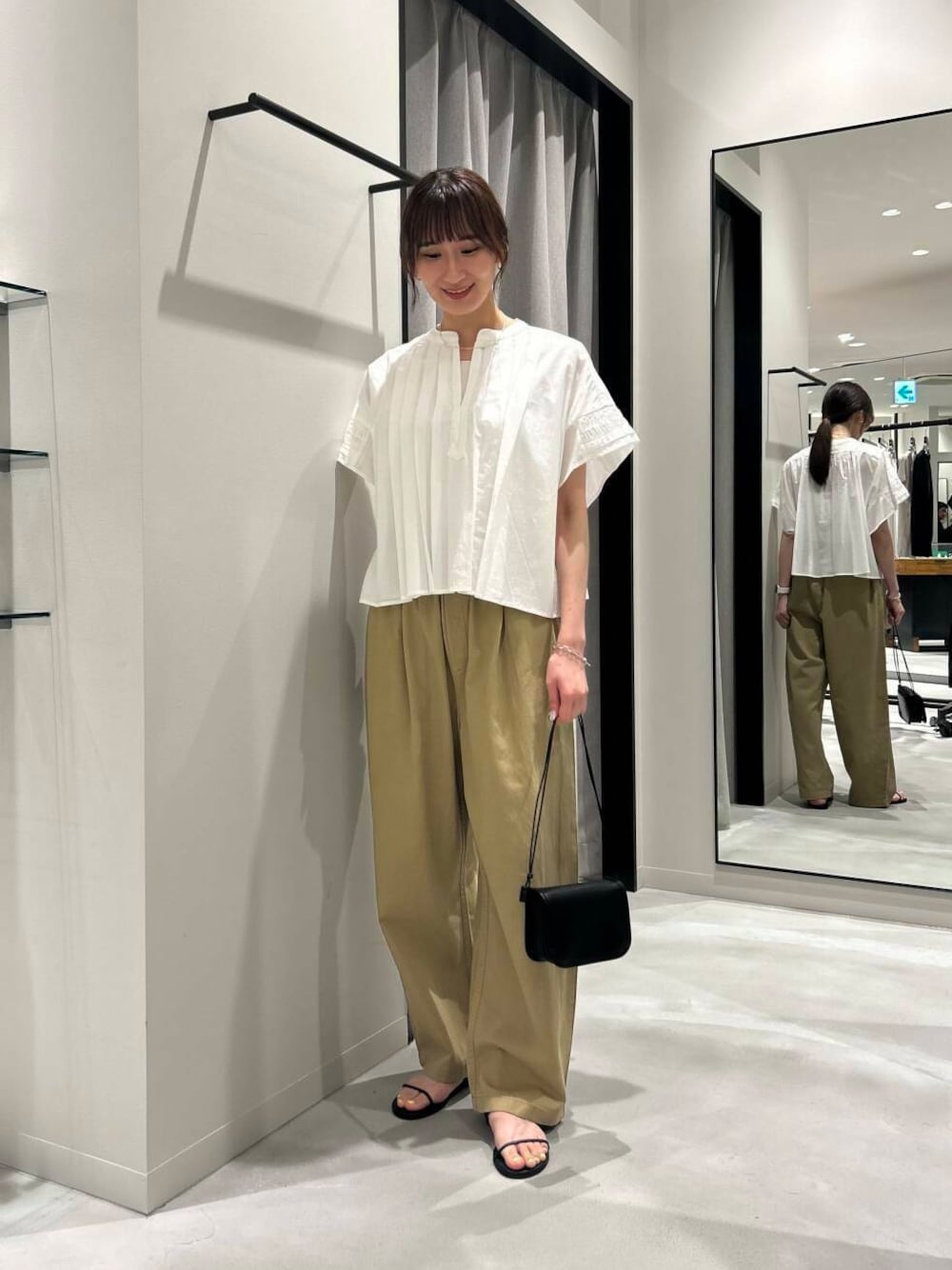 「大人カジュアル、シャツスタイル、ワイドパンツ、デートコーデ、きれいめカジュアル、カジュアルコーデ、ショルダーバッグ、チノパンツ、URBANRESEARCH、シンプルコーデ、サンダル、ブラウス、夏コーデ、休日スタイル、サンダルコーデ」｜「ITTIの『別注』ITTI×URBAN RESEARCH　MICHELLE ERRAND POUCH（ショルダーバッグ、ブラック系）」を使った、momokaさん（レディース・164cm）の夏コーディネートの1枚目の写真