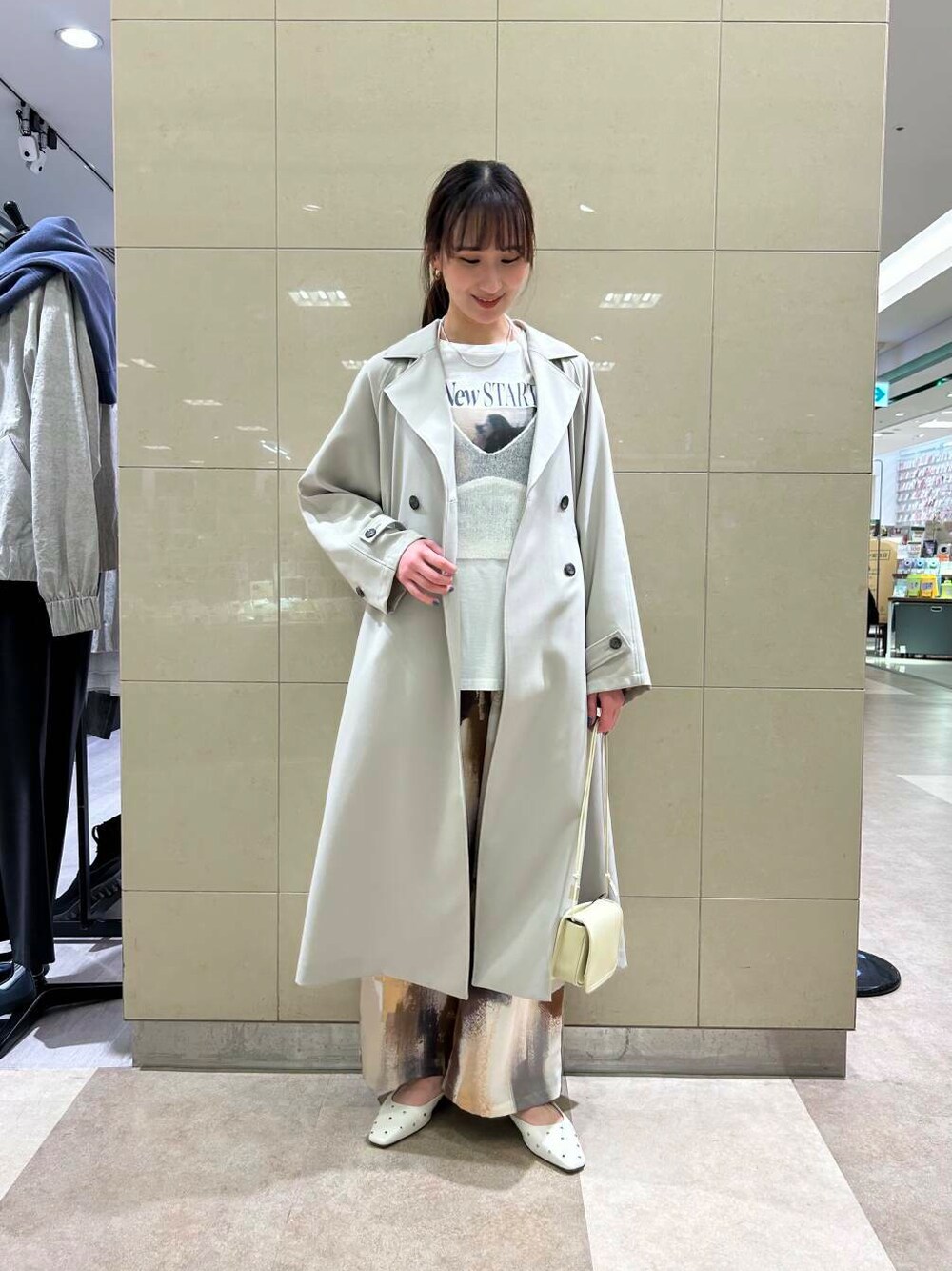 「大人カジュアル、カジュアルコーデ、トレンチコート、春コーデ、春アウター」｜「ITTIの『別注』ITTI×URBAN RESEARCH　MICHELLE ERRAND POUCH（ショルダーバッグ、ホワイト系）」を使った、momokaさん（レディース・164cm）の冬コーディネートの1枚目の写真