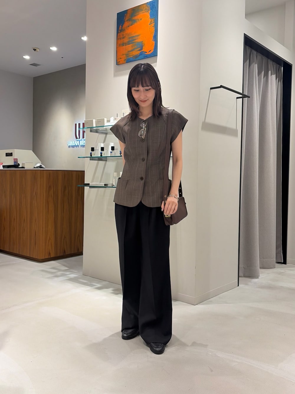 ブラウン系のショルダーバッグ、ブラック系のその他パンツ、ブラック系のローファーを着用したレディースの秋コーディネートの1枚目の写真