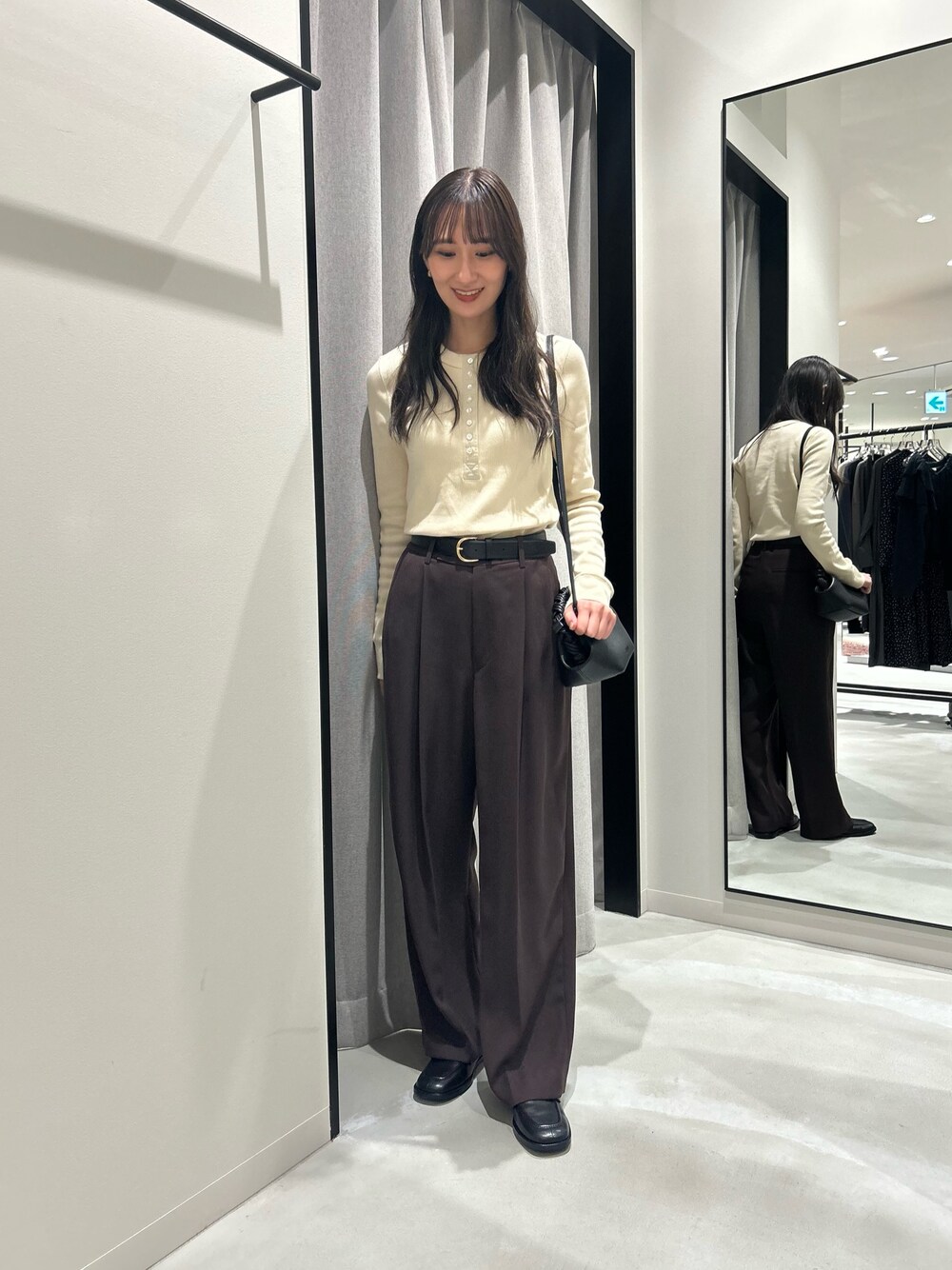 ホワイト系のTシャツ/カットソー、ブラウン系のその他パンツ、ブラック系のハンドバッグを着用したレディースの秋コーディネートの1枚目の写真