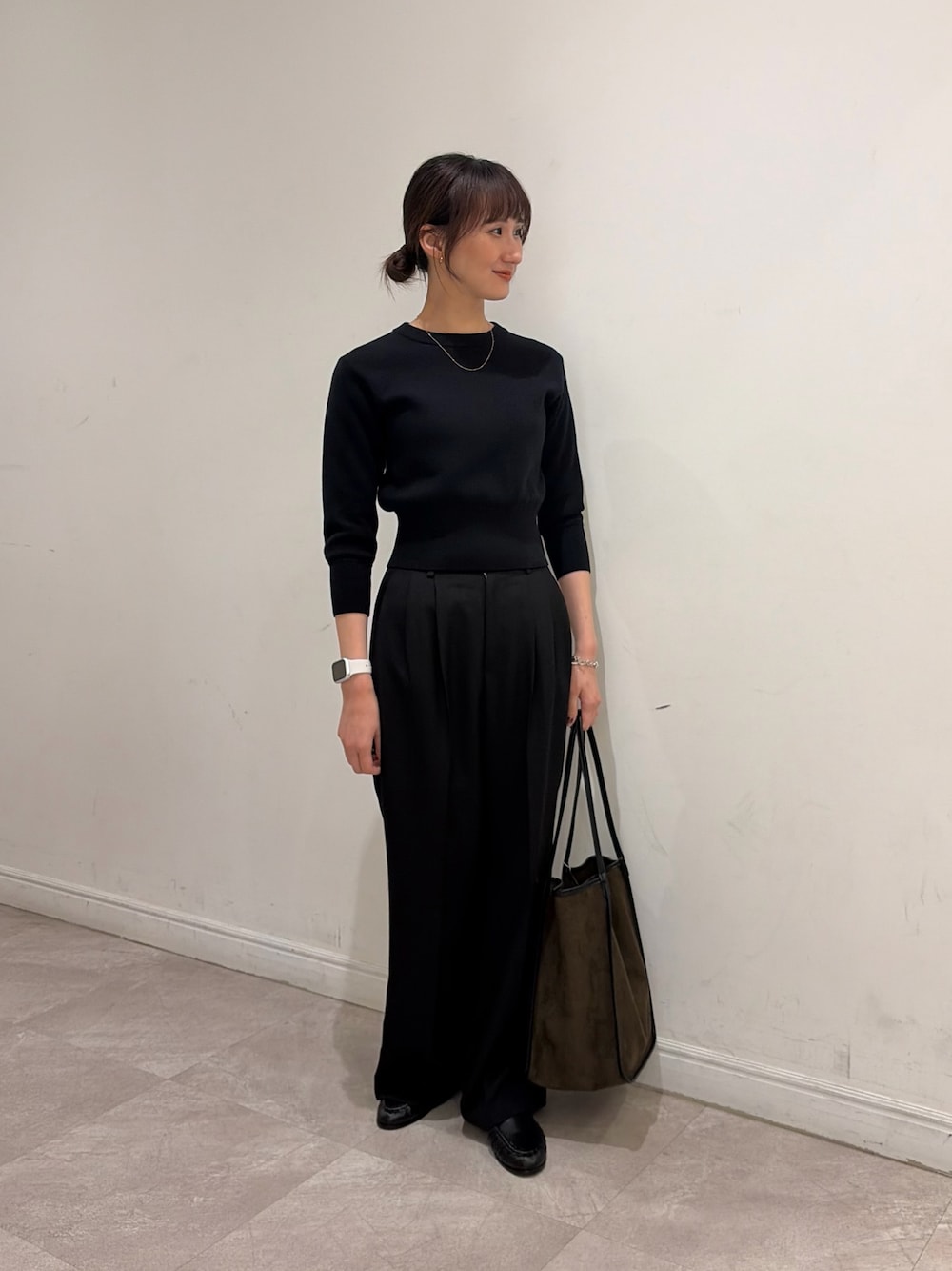 ブラック系のニット/セーター、ブラック系のその他パンツ、グリーン系のトートバッグを着用したレディースの秋コーディネートの1枚目の写真
