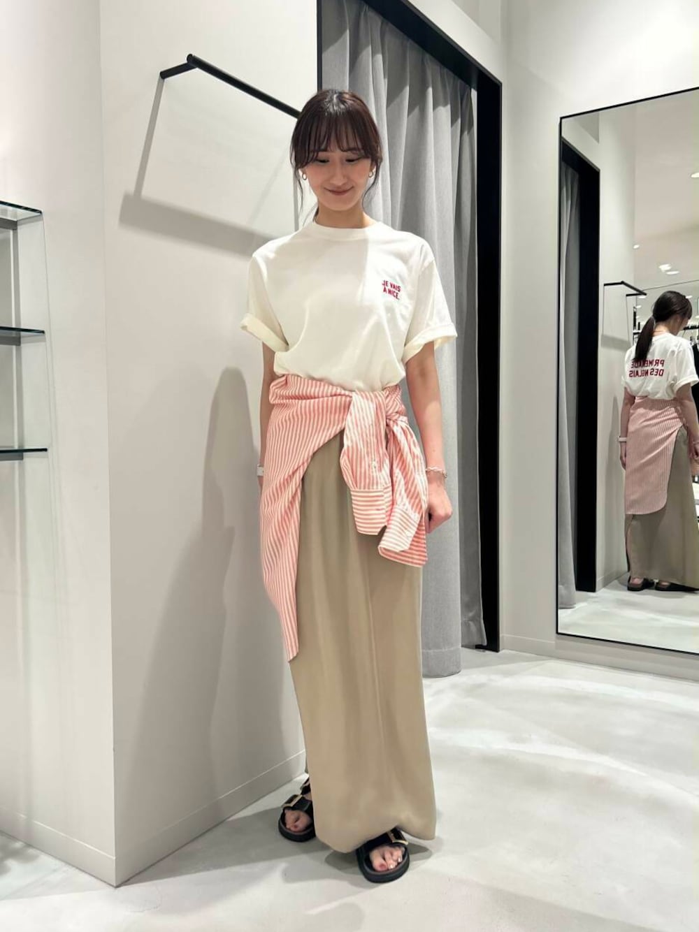 レッド系のシャツ/ブラウス、ベージュ系のスカート、ブラック系のサンダルを着用したレディースの夏コーディネートの1枚目の写真