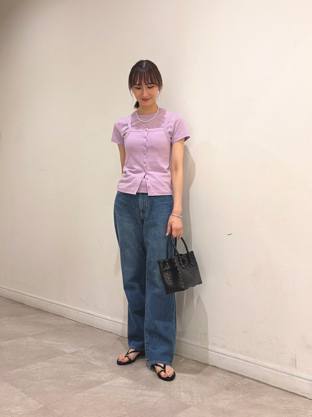 パープル系のTシャツ/カットソー、パープル系のキャミソール、ブルー系のデニムパンツを着用したレディースの夏コーディネートの1枚目の写真