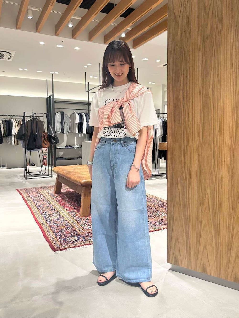 「シャツ、大人カジュアル、オーバーシャツ、デニム、シャツスタイル、ワイドパンツ、ストライプシャツ、カジュアル、デートコーデ、きれいめカジュアル、カジュアルコーデ、URBANRESEARCH、シンプルコーデ、サンダル、白T」｜「Leeの『別注』Lee101×URBAN RESEARCH　BAGGYPANTS（デニムパンツ、ブルー系）」を使った、momokaさん（レディース・164cm）の夏コーディネートの1枚目の写真